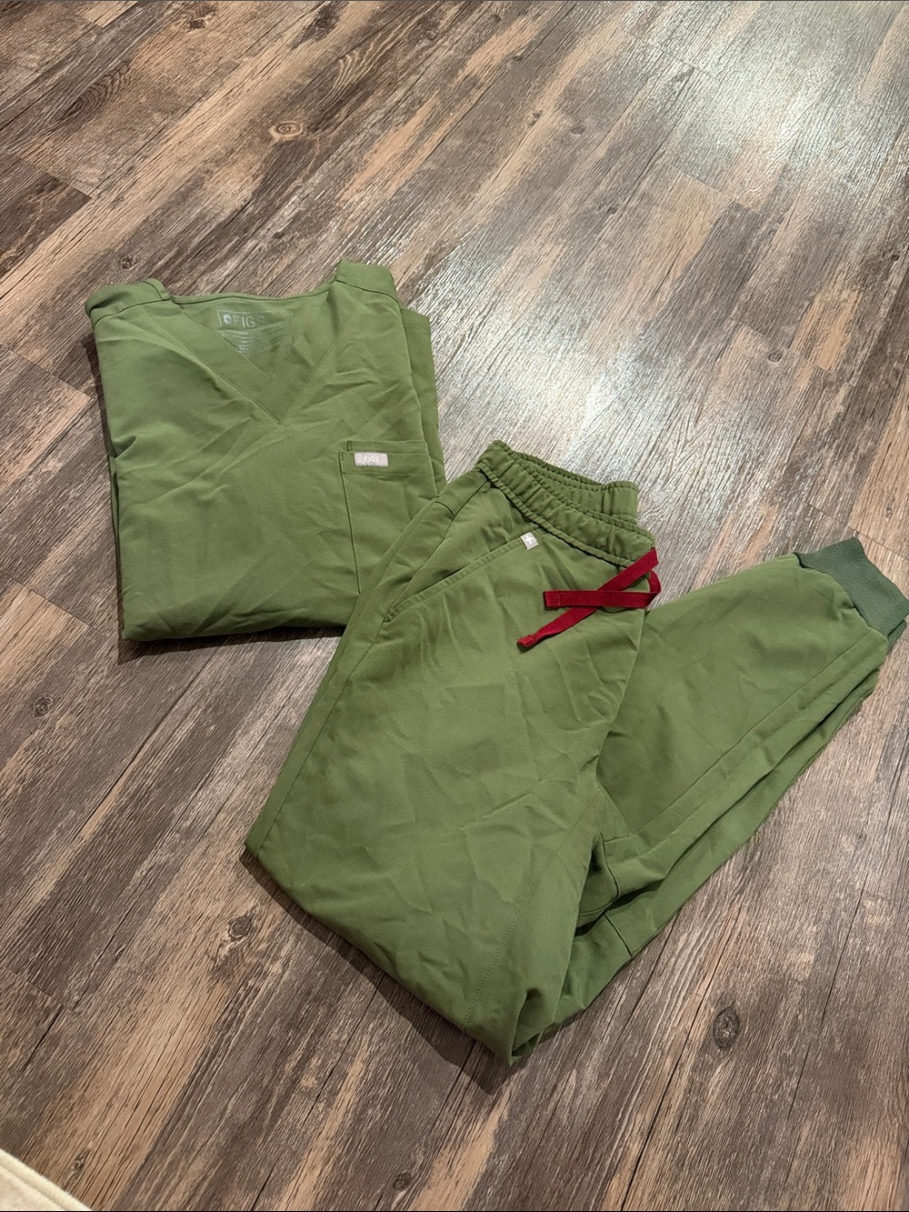 Figs Men's Olive Green Scrub set. Jogger Pants - short sleeve top